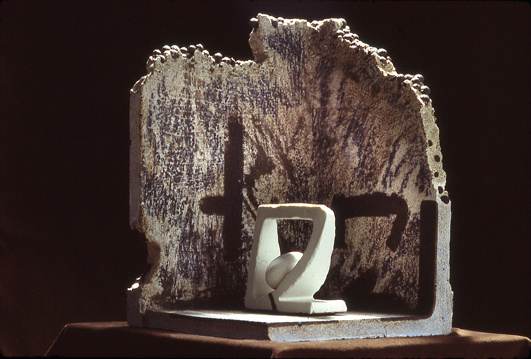 A-M Tremblay. Sema-Clef (vue intérieure). 1984, 43 X 30 x 28 cm. Assemblage, Porcelain, betonic (concrete clay). Photo: Richard Cyr
