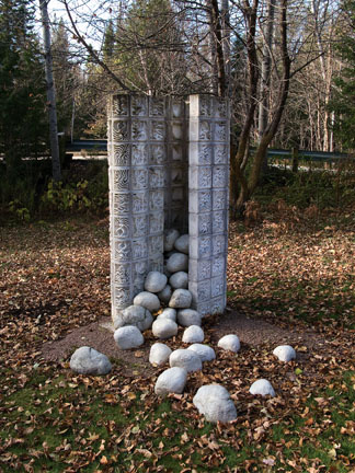 A-M Tremblay. Rann de Kutch. 1997. Faisant partie des Ruines pour le futur dans le jardin bétonique/concrete clay, H:2m. Collection of the artist. photo Eve K. Tremblay