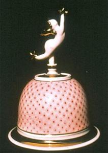 Campbell, Sweeter Than Honey, 1989. 20 cm high, airbrushed, red glass enamel, gold lustre fired to C/018, Porcelain, oxidation C/6, 1989. Courtesy of the artist.