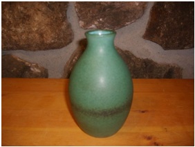 Gaetan beaudin 1954 - 73 . North Hatley blue vase. Photo Collectoboce. L’Association des collectionneurs de céramique du Québec.