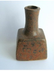 Gaetan Beaudin c. 1965 Long Necked Square Bottle. Photo Antiquipaul. L’Association des collectionneurs de céramique du Québec