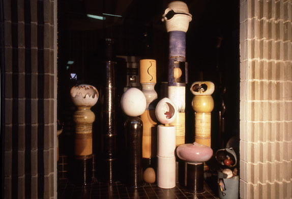 A-M Tremblay. Contrepoint pour ordinateur. 1974, Stoneware,. Maximum height 2.74 m. lieu immeuble groupe embouteilleurs Pepsi (PBG), Chicoutimi, (architecte: Jacques Coutu). Collection Pepsi Bottling group, Saguenay. Photo. Ellefsen.