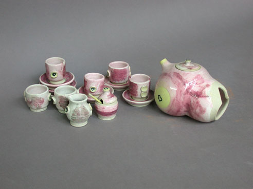 A-M Tremblay. Théière-sein et set de thé miniature. 1975. porcelain with tin/chrome glazes in oxidation firing. Tea pot, H.10.2x11.4 cm. Cups are 3.8 cm high. Collection Ève K. Tremblay. Photo A-M Tremblay.