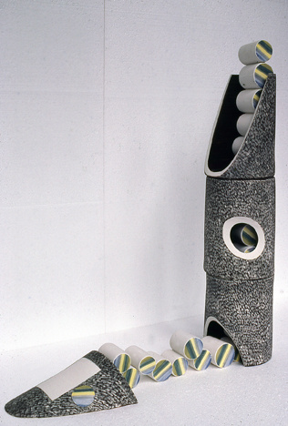 A-M Tremblay. Xipéhuz # 1. 1982. 120x25x120 cm. porcelaine et colloïdes de porcelaine. 1280° Collection Musée National des Beaux-Arts de Québec. photo Daniel Gagné.
