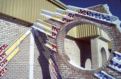 A-M Tremblay. La Course du Soleil. 1991. Sundial. Glazed bétonique (concrete clay), bricks. Ecole Val-des-Monts, Prevost, QC. Photo A-M Tremblay.