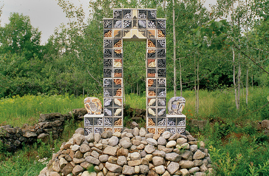 A-M Tremblay. La porte du Nord - Deux chimères. 1995. Concrete clay, cast. Collection Pierre-Alexis Tremblay, Val-David. Photo A-M Tremblay.