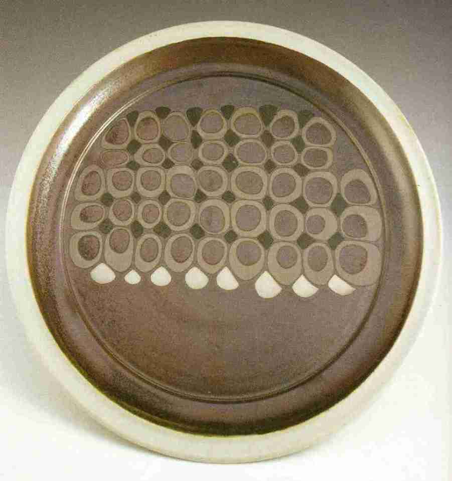 Robin Hopper Dinner Plate 2004. Porcelain with slipware dotting process, thin white glaze over; gas-fired in reduction at cone 10. 30.5 x 2.5 cm.
