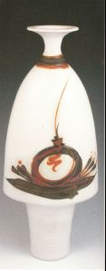 Robin Hopper.Footed Parabolic Bottle. SouthWest Series. 1987. White terra sigillata, bronze pigment, once fired cone 8 in oxidation, trailed chrome red glaze fired cone 06. 43.2 x 12.7 cm. Photo: Judi Dyelle.