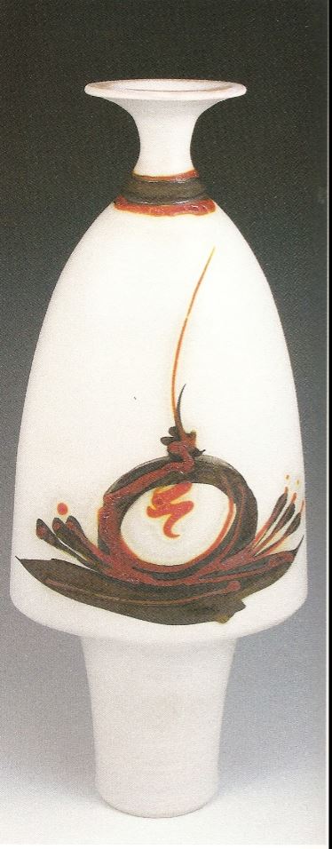 Robin Hopper.Footed Parabolic Bottle. SouthWest Series. 1987. White terra sigillata, bronze pigment, once fired cone 8 in oxidation, trailed chrome red glaze fired cone 06. 43.2 x 12.7 cm. Photo: Judi Dyelle.