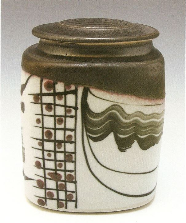 Robin Hopper. Square Lidded Jar, B'Oribe Series. Black gloss and dry white glazes, black pigment brushwork and glaze trailing. Reduction fired cone 10. 17,8 x 12,7 cm. Photo: Judi Dyelle.