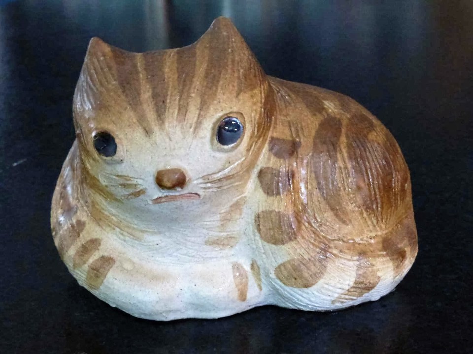 Thomas Kakinuma. Tabby Cat, W 15cm x 13cm x D 10cm. White glaze with brushed iron slip decoration, date unknown, collection of author