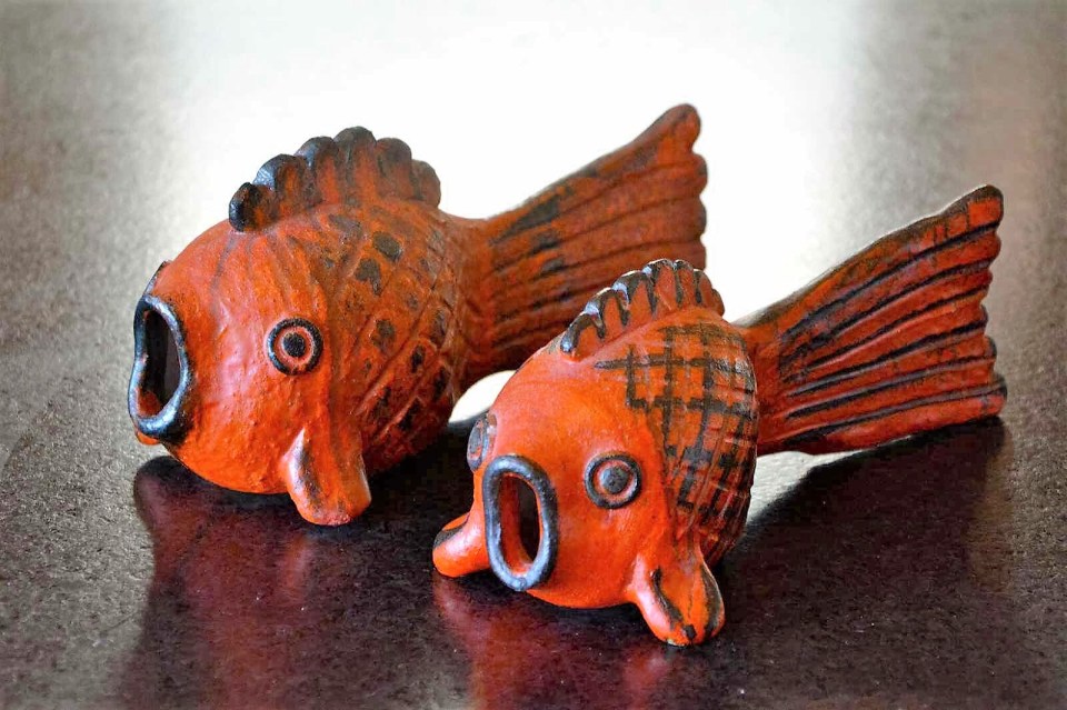 Thomas Kakinuma Red Fish, Large – W24 X H13cm x D8cm, Small – W20cm x H 11cm x 61cm, Red glaze, brushed iron slip, date unknown, Collection of Jasper Sloan Yip and author.