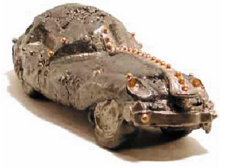 Harlan House. Holiday Coupe, 1971. 41.5 x 16.0 x 12.5 cm. Stoneware, glazes, lustres. Collection of the Burlington Art Centre. Donated by Douglas and Joyce Meredith, 1998.