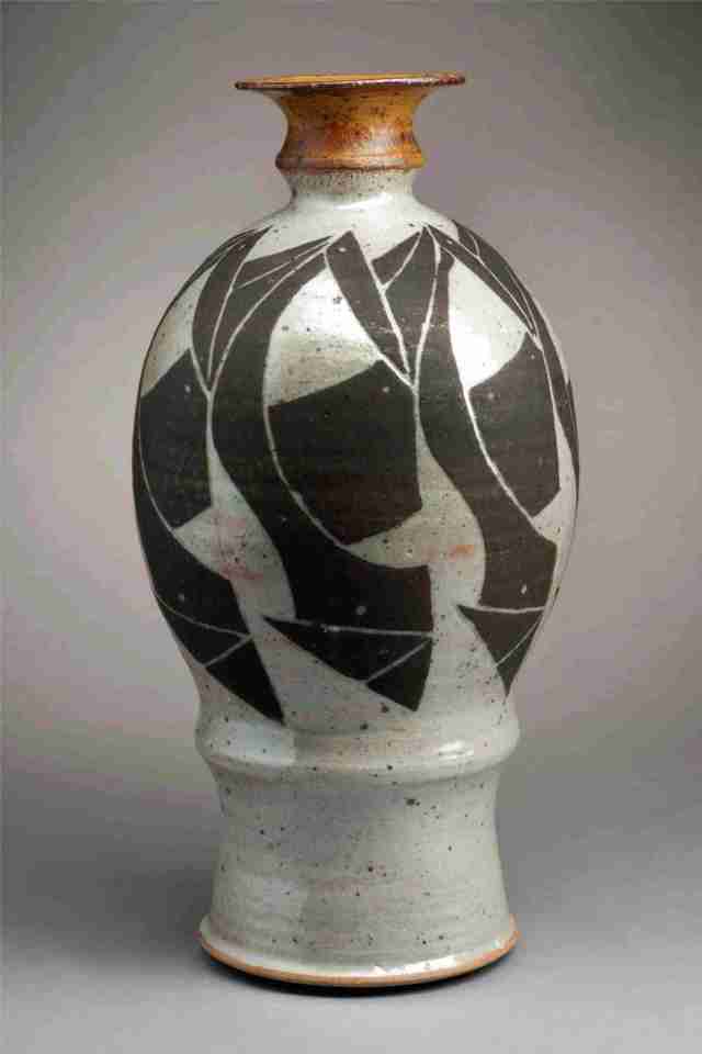 Harlan House. Untitled Vase. 1971. Stoneware. 27 x 14 x 14 cm. Collection of the Alberta Foundation for the Arts.