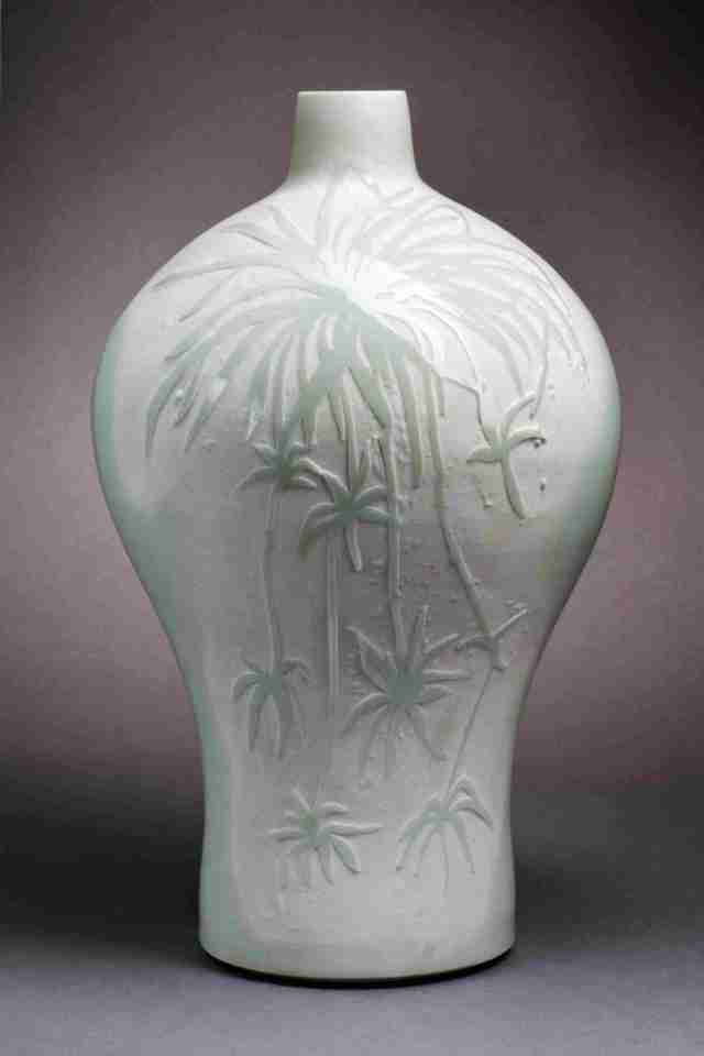 Harlan House. Vase. 1977. 25.5 x 15 x 15 cm. Stoneware sandblasted. Collection of the Alberta Foundation for the Arts.