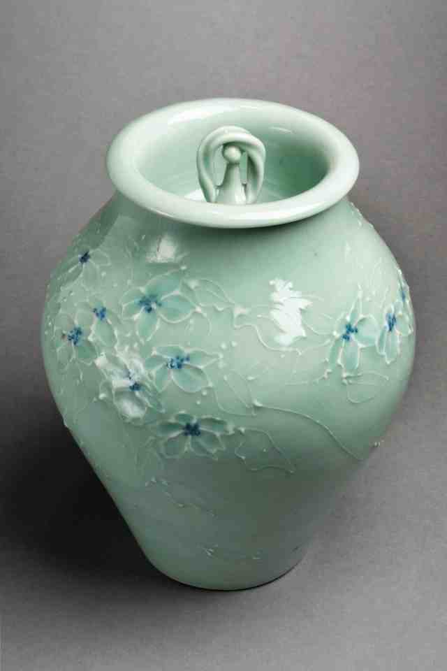 Harlan House. Untitled. 1980. Porcelain. 20 x 16.5 x 16.5 cm. Collection of the Alberta Foundation for the Arts.