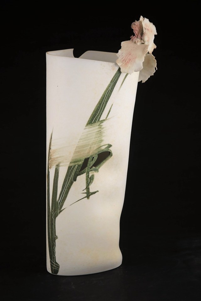 Harlan House. 1988 Lucky Ol' 7 Iris Vase. Courtesy of the Artist.