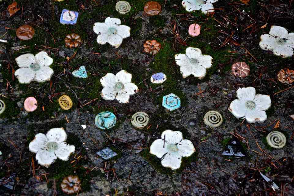 Thomas Kakinuma. Ceramic Flowers in front yard of Kakinuma home. Photo by Terry Yip 2016.
