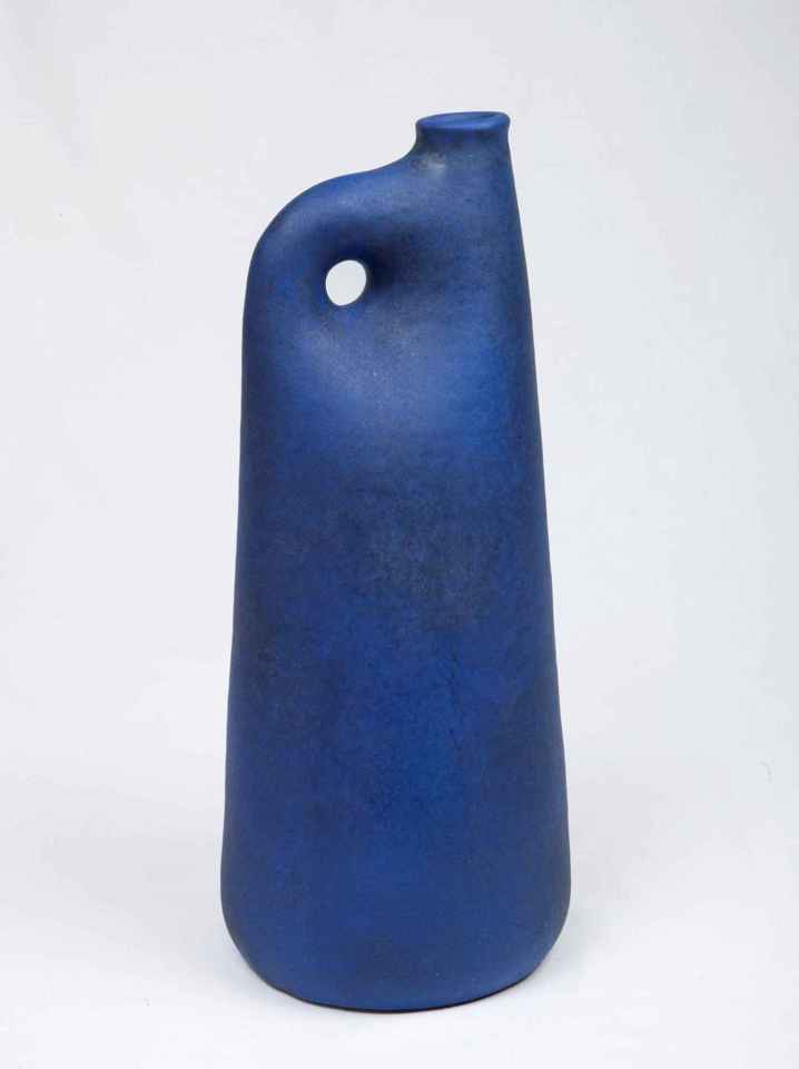 Jan Grove. Jug with Hole, cobalt blue glaze, 1989 46 x 20 cm. Private collection. Photo: Robert Matheson.