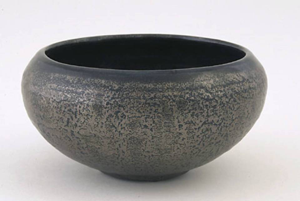Pierre-Aimé. Normandeau. c.1945. Bowl. Stoneware. 7.5 x 13.8 cm. Collection: Musée des beaux-arts de Montréal.