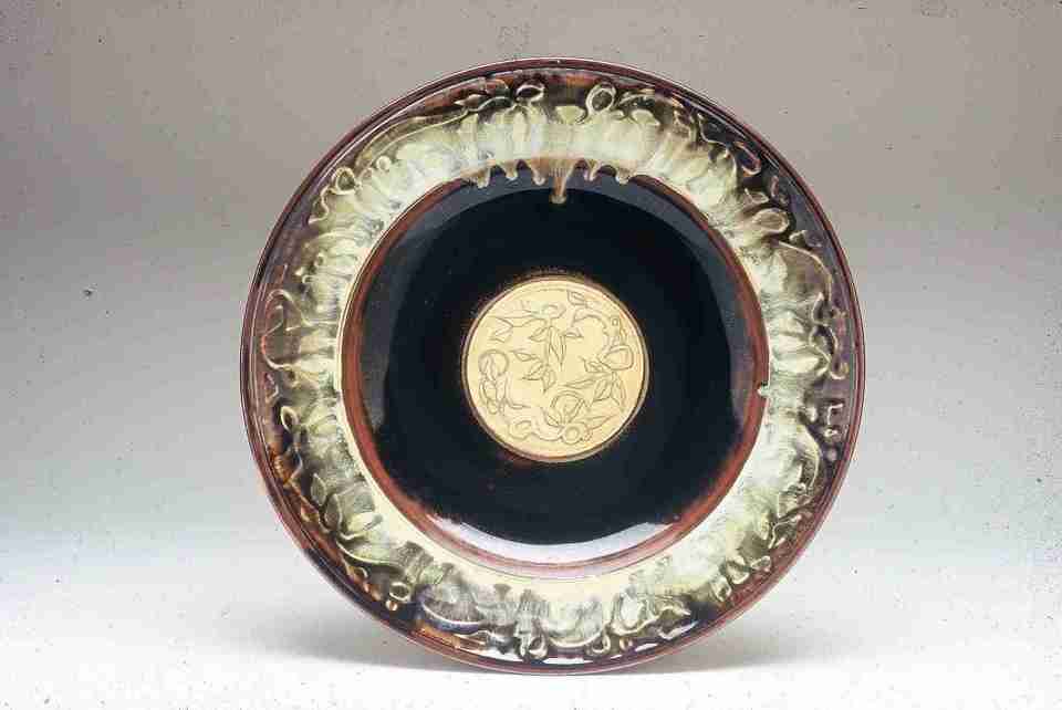 Valerie Metcalfe. 2004. Large Platter. Porcelain, gold lustre. 44.5 cm..w.