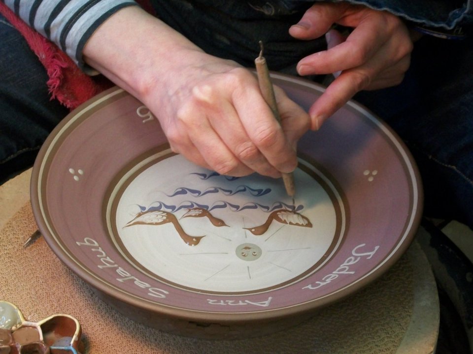Birdsall-Worthington. Pam slip decorating the centre of a Family Anniversary plate.