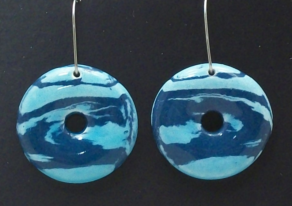 Birdsall-Worthington. Disc shaped earrings. 2.8 cm. Marbled white and blue clay.