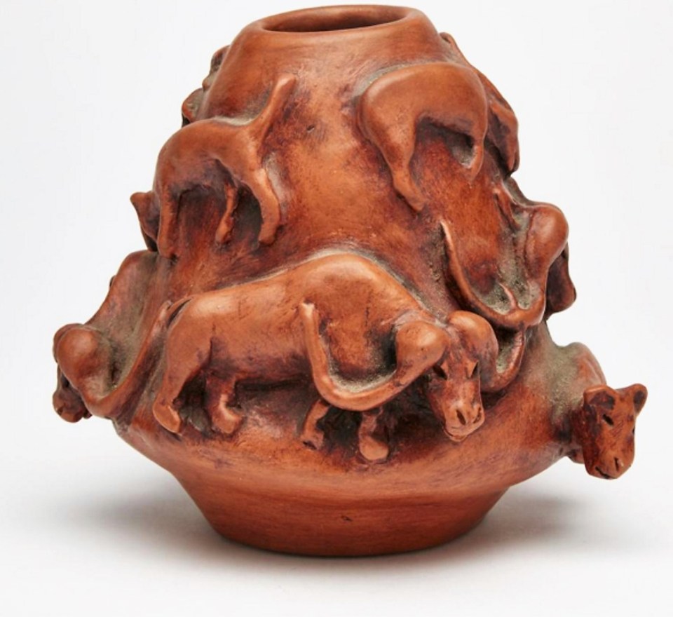 Pie Kukshout: Ceramic Pot. c. 1967. 18.1 x 15.5 x 16.7 cm. Collection: Winnipeg Art Gallery
