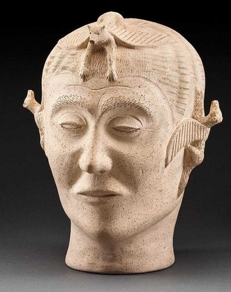 Robert Tatty: Head, decorated with winged wolves, ca. 1968-69. Ceramic , 35.5 x 27.5 x 31 cm. Signed in syllabics and with disc no. E3-404. Photo: auctionzip.com.