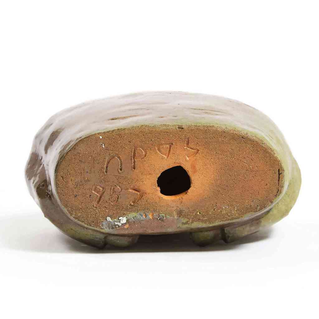 Eli Tikeayak (1933-1996). Kangiqliniq (Rankin Inlet). Figure base. Ceramic. signed in syllabics. 9.1 x 15.2 x 7.6 cm. Photo: Waddingtons