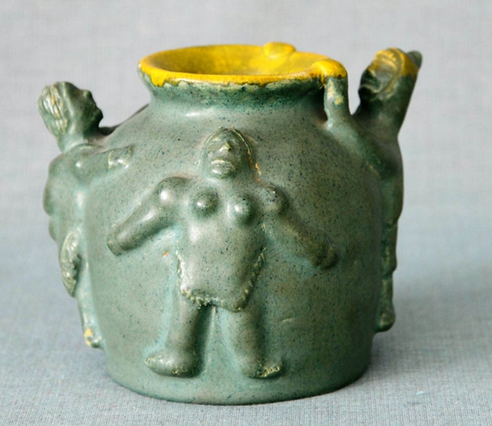 Eli Tikeayak. Vase, Circa 1970, 11.7 x 14.9 x 13.3 cm. Coiled white earthenware, glazes. Photo: agbcollection