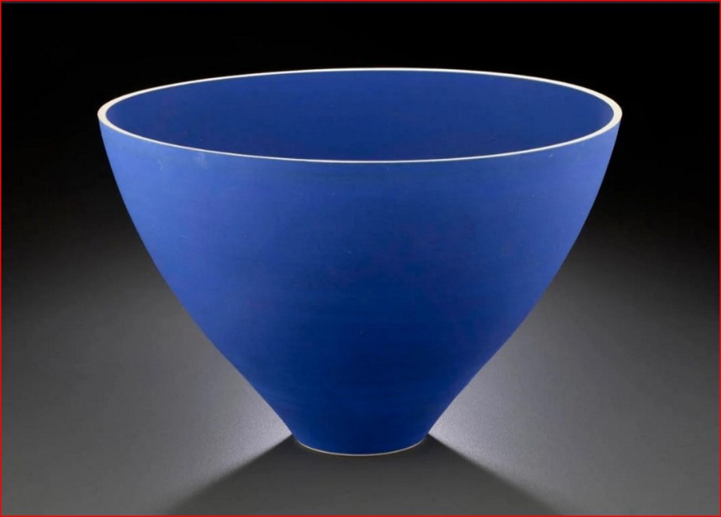 Roseline Delisle. 1989. Blue Bowl 21_89. Porcelain. approx. 14 cm x approx. 21.9 cm. Photo: Musée des beaux-arts de Montréal